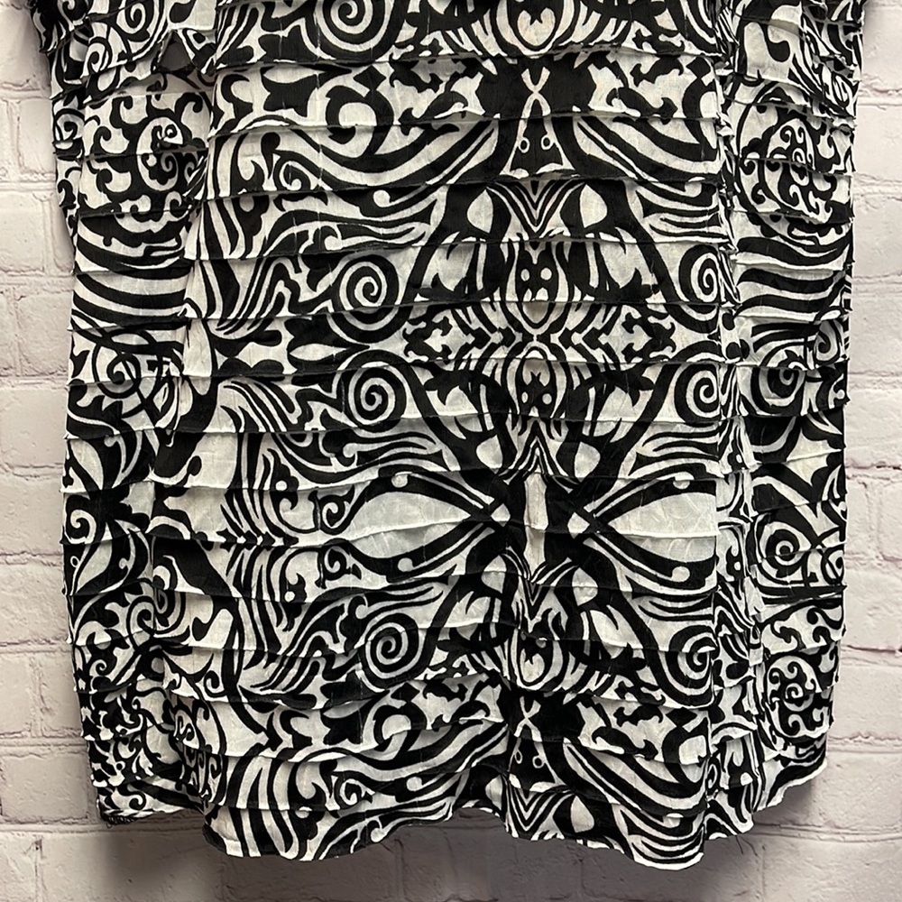 Plus Woman’s Sleeveless Blouse - Picture 3 of 11